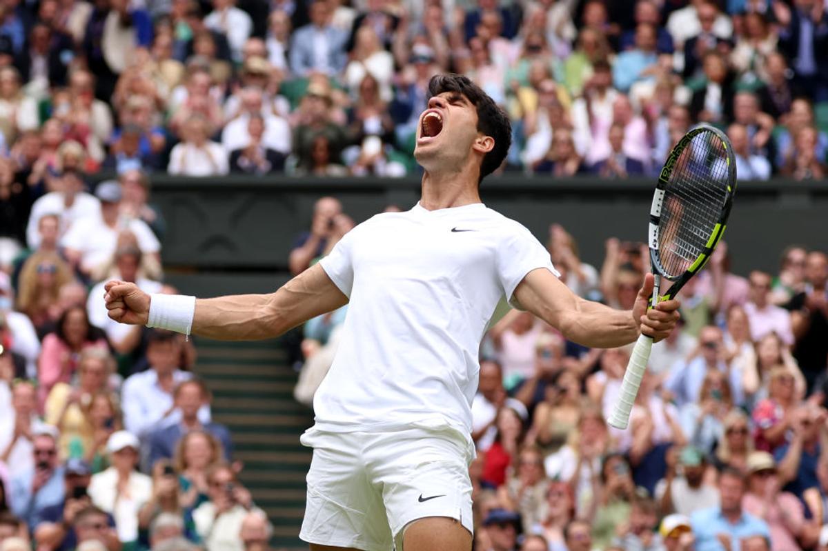 Carlos Alcaraz l-a învins pe Daniil Medvedev și va juca finala Wimbledon