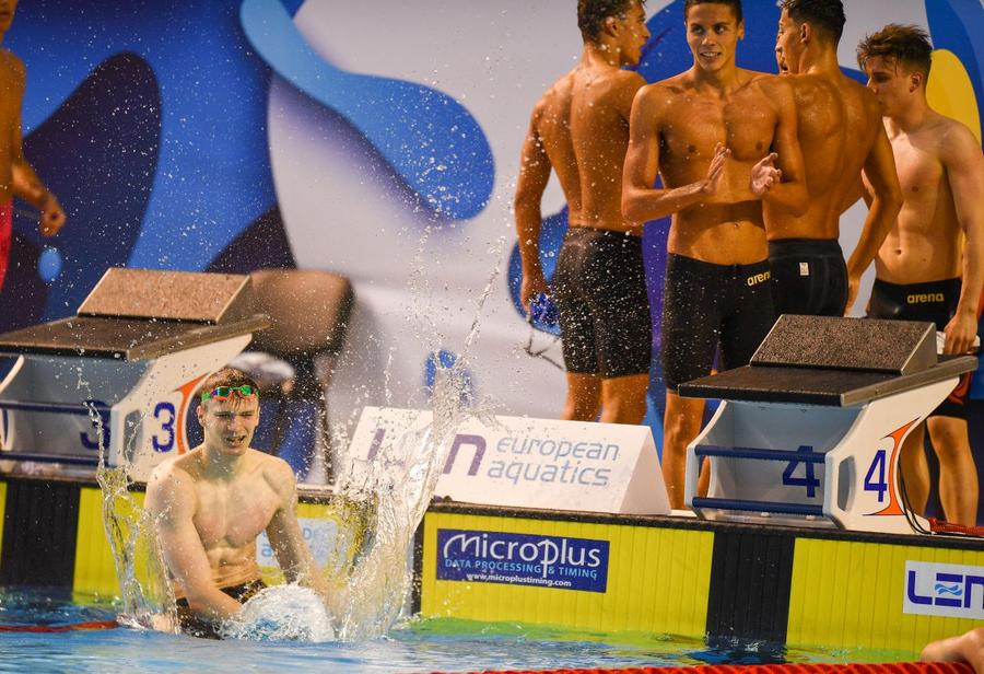 Patrick Dinu aplaudat de David Popovici la CE de juniori din 2022 FOTO Raed Krishan David Popovici, privit de către un apropiat: „Am rămas cu gura căscată la Belgrad” + „Este favorit la aurul olimpic”