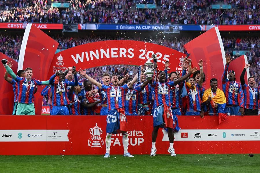 Jucătorii lui Crystal Palace, sărbătorind triumful din FA Cup (sezonul 2024/2025) // FOTO: Getty Images Reacție furibundă după excluderea echipei din Europa League: „Una dintre cele mai mari nedreptăți din istoria fotbalului”
