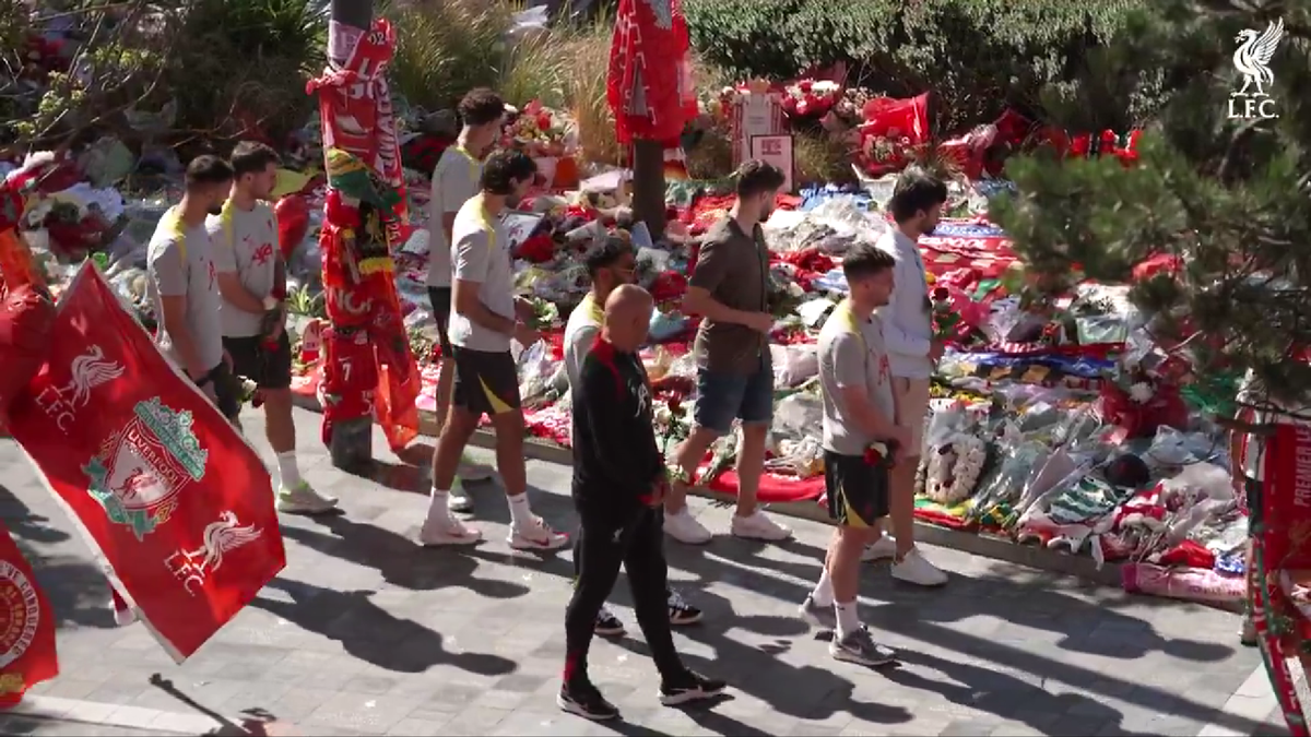 Anfield, în doliu: Jucătorii lui Liverpool au depus flori în memoria lui Diogo Jota