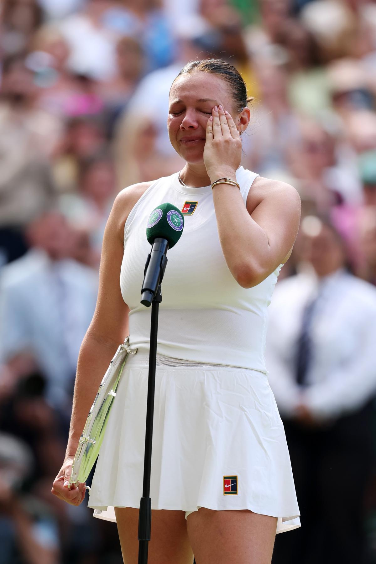 Amanda Anisimova, în lacrimi la finala Wimbledon // FOTO: Guliver/GettyImages