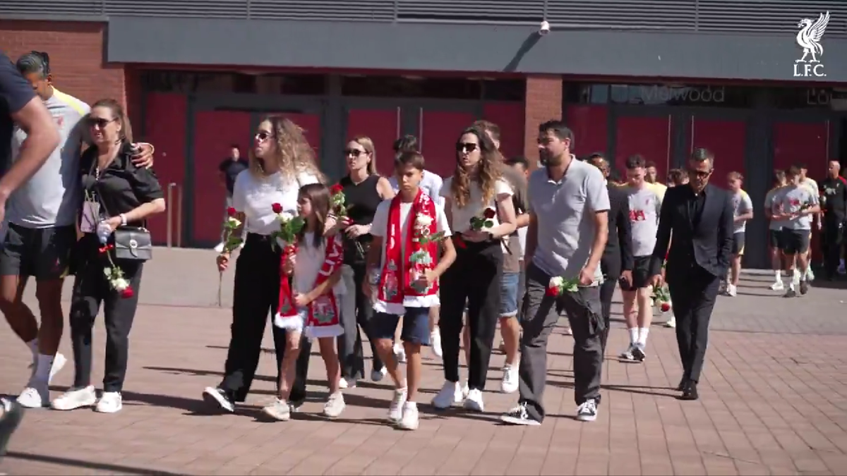 Jucătorii lui Liverpool i-au adus un omagiu lui Diogo Jota