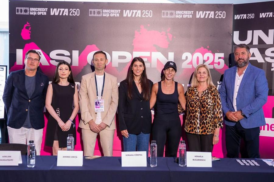 Sorana Cîrstea și Mihaela Buzărnescu alături de cei prezenți la tragerea la sorți a tabloului UniCredit Iași Open FOTO Cristina Huțu Opt jucătoare din România pe tabloul principal de la UniCredit Iași Open » Sorana Cîrstea și Mihaela Buzărnescu, duel din primul tur