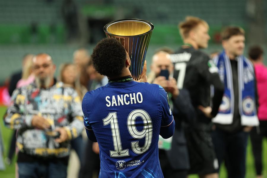 Jadon Sancho, după triumful din UEFA Conference League alături de Chelsea (sezonul 2024/2025) // FOTO: Getty Images Acord total între Sancho și noua echipă: United e mulțumită cu banii, dar transferul a fost pus pe „hold” » Ce mai vrea englezul