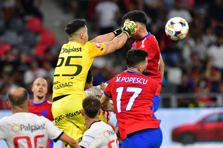Cătălin Căbuz, în duel cu Adrian Șut și Mihai Popescu la FCSB – Hermannstadt // FOTO: Cristi Preda (GSP)