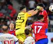 Cătălin Căbuz, în duel cu Adrian Șut și Mihai Popescu la FCSB – Hermannstadt // FOTO: Cristi Preda (GSP)