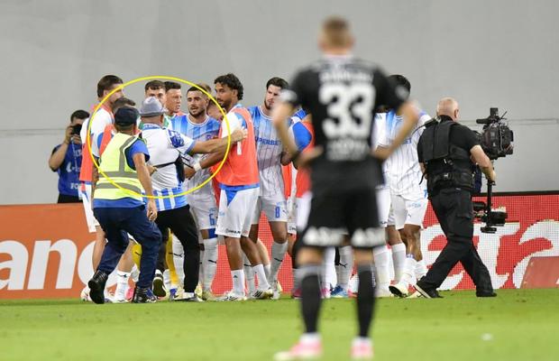 Și-a pus pălăria și a intrat în meleul de bucurie al jucătorilor, după golul lui Nsimba! Ce nu s-a văzut la TV