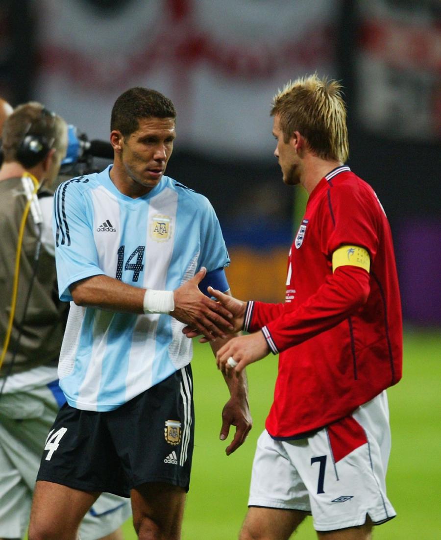David Beckham și Diego Simeone s-au împăcat la CM 2002, după ce Anglia s-a revanșat în fața Argentinei pentru episodul din Franța 1998 / Foto: GettyImages Javier Zanetti rememorează „războiul” cu Anglia, de la Mondialul din 1998: „Rivalitatea depășește limitele fotbalului” » Coșmarul trăit de Beckham