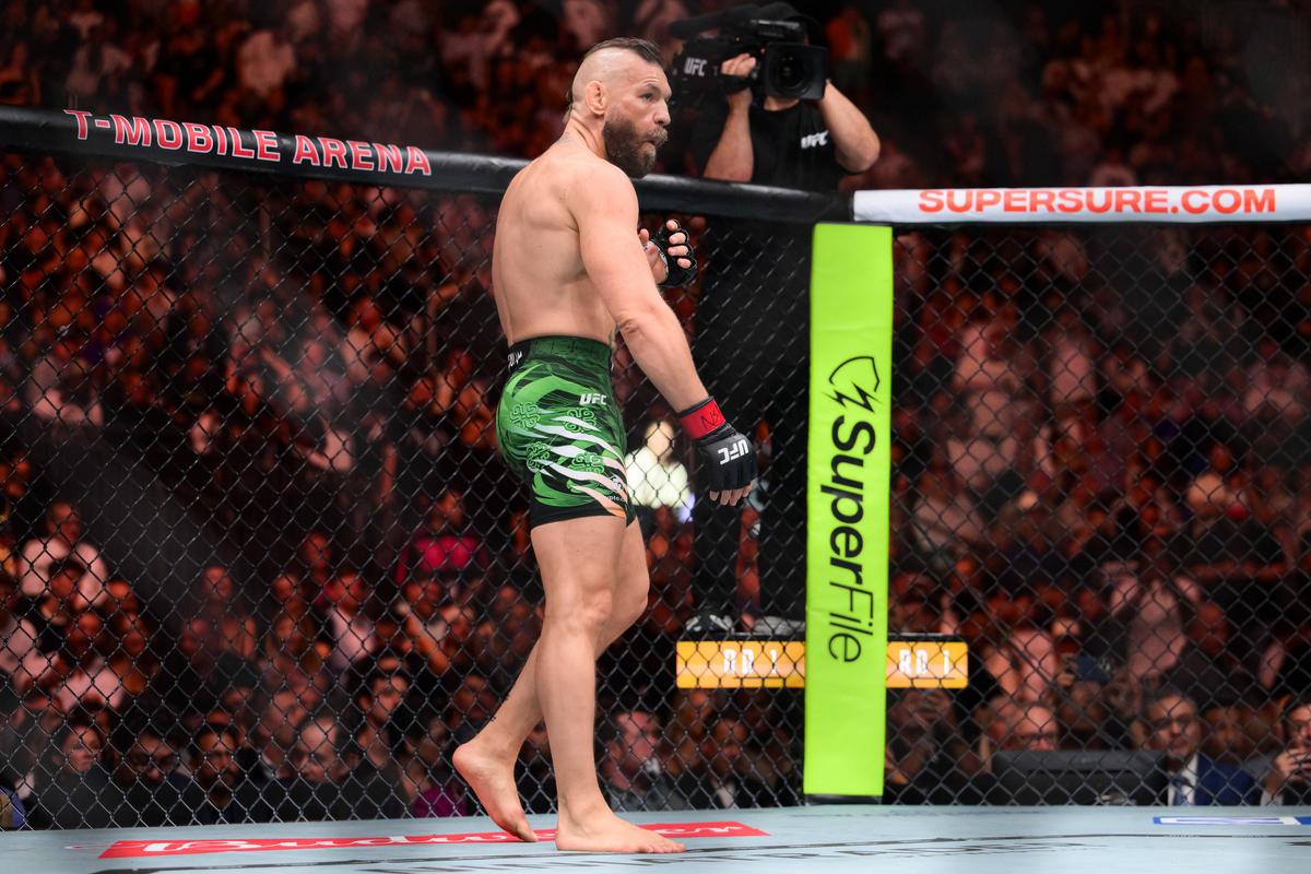 Conor McGregor, învins de Max Holloway la revenirea în UFC