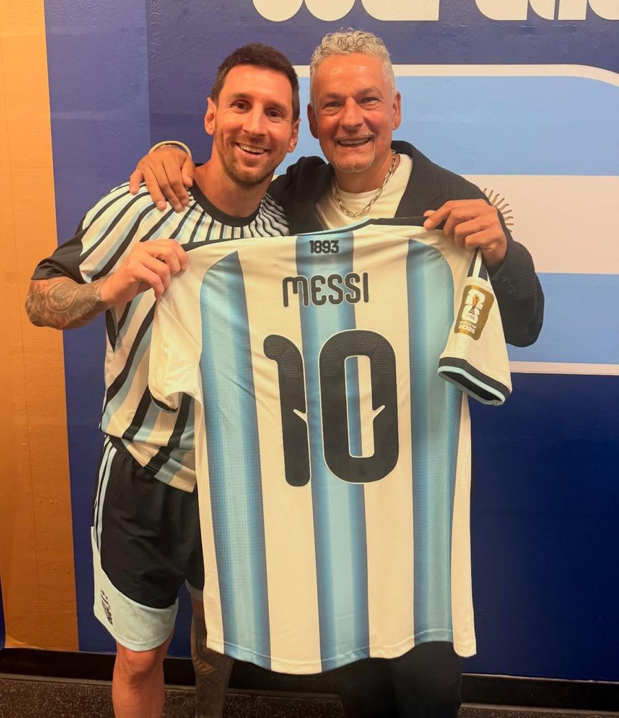 Lionel Messi i-a dăruit tricoul său lui Roberto Baggio/ foto Instagram @robertobaggio Cui i-a dăruit Lionel Messi tricoul, după calificarea Argentinei în semifinale: „Mulțumesc, prietene, te iubesc”