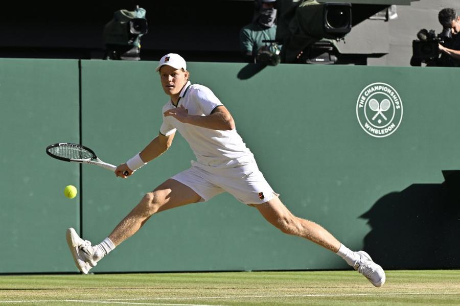 Jannik Sinner în acțiune în finala de la Wimbledon Foto: Imago Images Imperial! Sinner revine și câștigă marea finală cu Zverev la Wimbledon, după 3 ore și 46 de minute de tenis acidulat