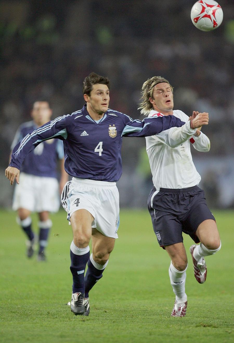Javier Zanetti, în duel cu David Beckham, la ultimul meci Anglia - Argentina 3-2, amical jucat în noiembrie 2005 / Foto: GettyImages Javier Zanetti rememorează „războiul” cu Anglia, de la Mondialul din 1998: „Rivalitatea depășește limitele fotbalului” » Coșmarul trăit de Beckham