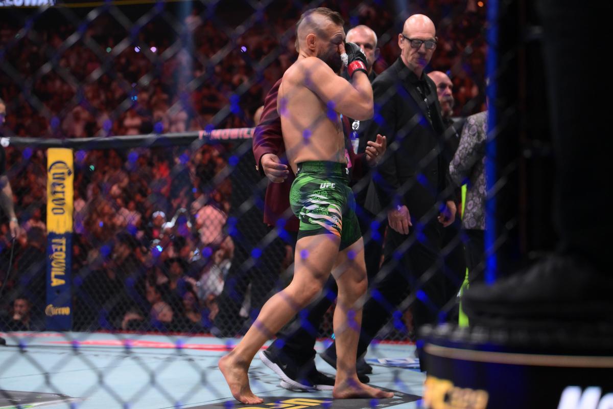 Dezastru total! McGregor s-a accidentat la revenirea în UFC, după doar câteva secunde: „Sunt complet distrus”