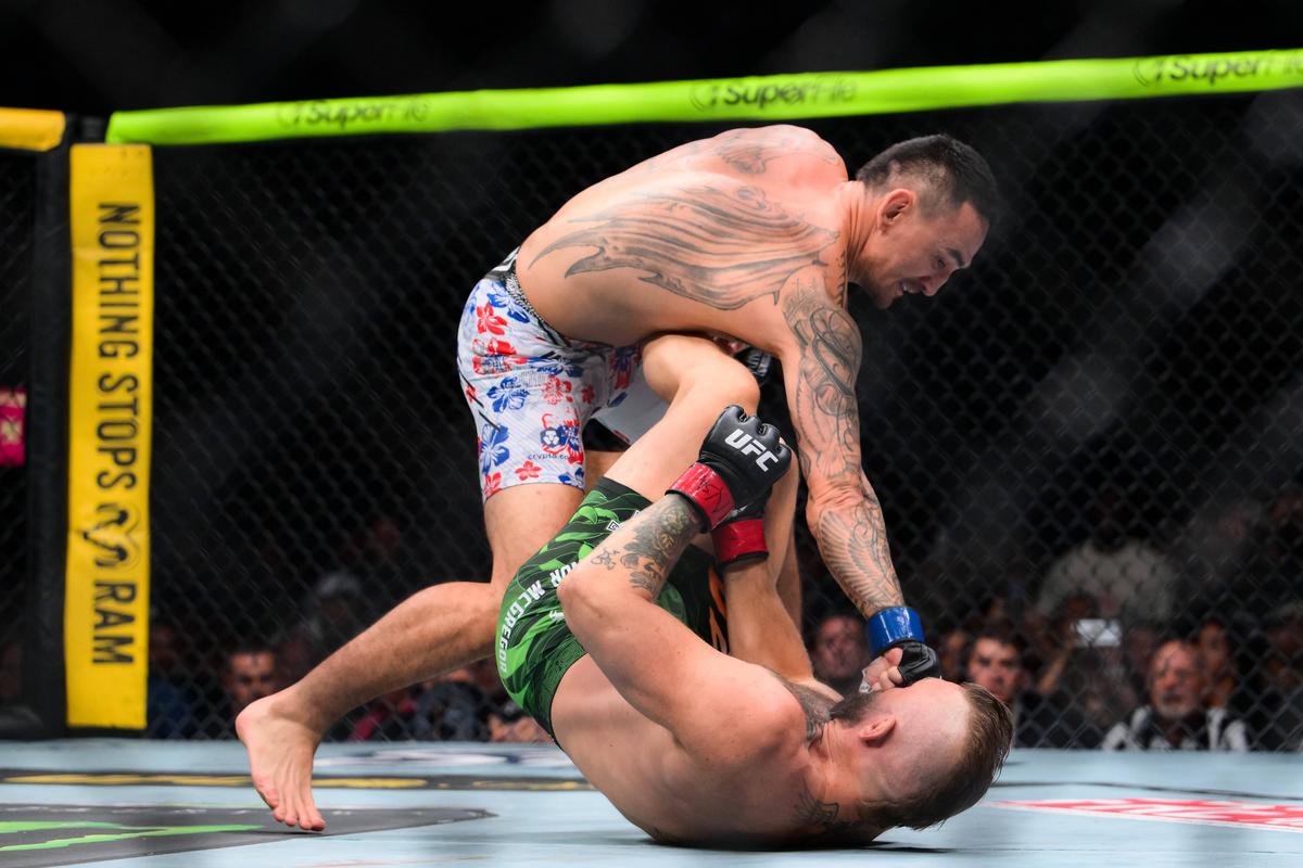 Conor McGregor, învins de Max Holloway la revenirea în UFC