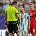 Argentinienii au aflat ce i-a zis Lionel Messi arbitrului când s-a răstit la el // foto: Imago