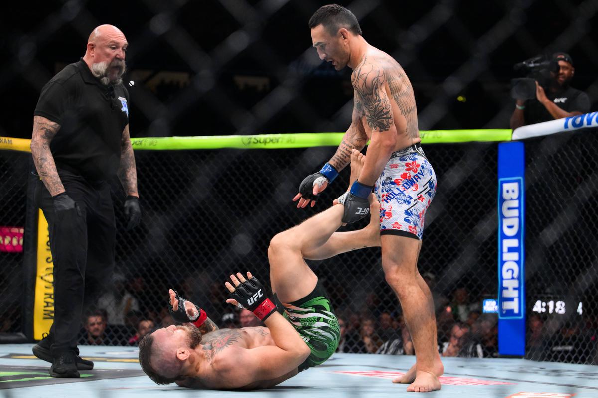 Conor McGregor, învins de Max Holloway la revenirea în UFC