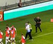 Un suporter a intrat pe teren după golul lui Nsimba din Universitatea Craiova - U Cluj, Supercupa României // FOTO: GSP.ro