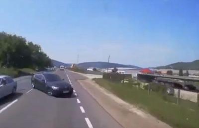 Accident GRAV filmat în România! Un BMW a intrat de-a curmezișul pe contrasens