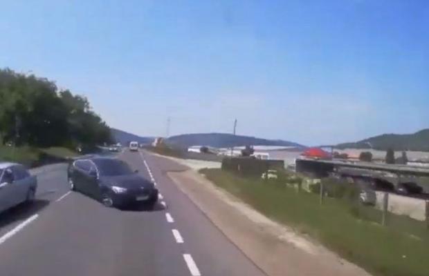 Accident GRAV filmat în România! Un BMW a intrat de-a curmezișul pe contrasens