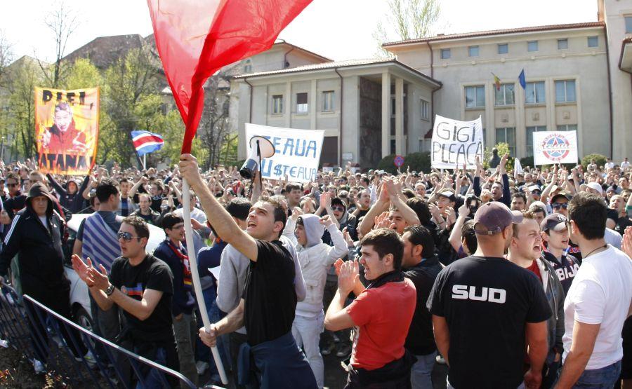 FCSB // De la dracu’ la euro falși! Istoria relației tumultoase dintre Gigi Becali și fanii FCSB: „Fă-ți bagajele, te așteaptă oile” vs. „ Huligani, bețivi, drogați”