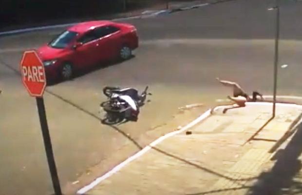 Video terifiant în Brazilia! O motociclistă a fost lovită violent de o mașină și a dispărut de pe asfalt! Ce s-a întâmplat