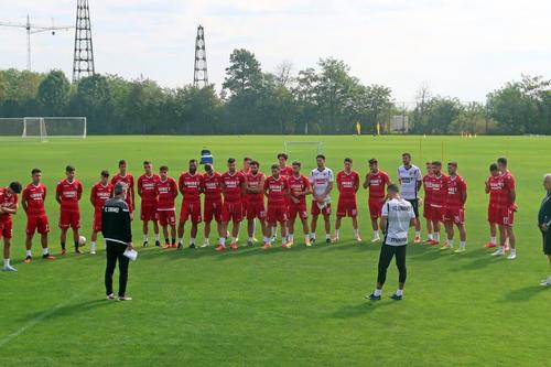 Dinamo s-a reunit astăzi la Săftica, acolo unde echipa va rămâne în cantonament timp de câteva zile. Sursă foto: FC Dinamo