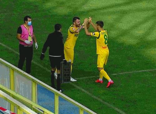 Antrenorul gazdelor a aplicat strategia lui Dan Petrescu și a schimbat un jucător U21 după doar un minut și 22 de secunde.
