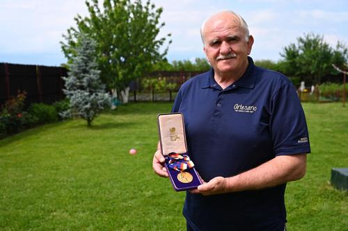 Vasile Pușcașu păstrează cu grijă medalia olimpică de aur de la Seul (foto: Raed Krishan)