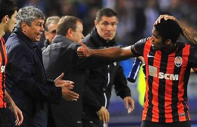 Douglas Costa a aruncat cu o sticlă de plastic spre Mircea Lucescu în vestiar! Cum a reacționat antrenorul