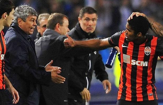 Douglas Costa a aruncat cu o sticlă de plastic spre Mircea Lucescu în vestiar! Cum a reacționat antrenorul