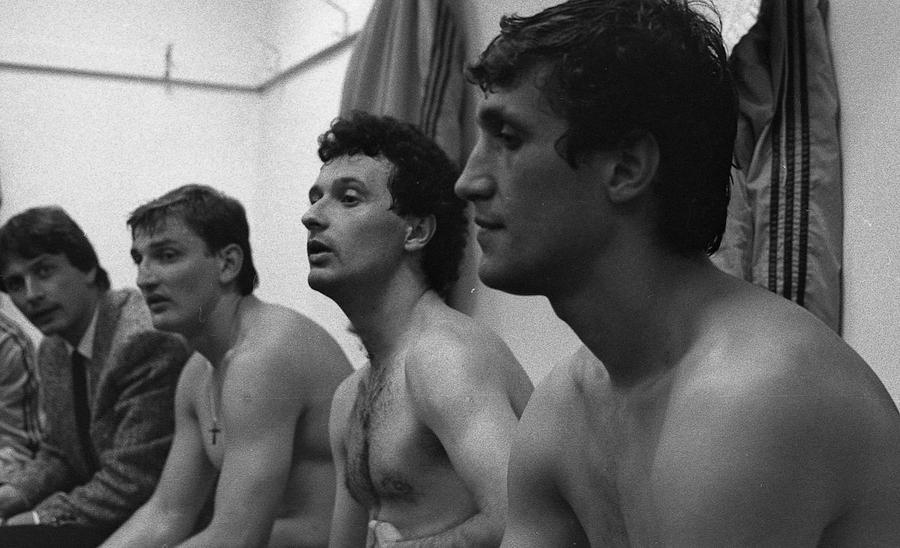 Cămătaru, Rednic, Coraș și Iorgulescu, la bustul gol, după meciul cu Anglia Interviu rar cu legendarul Marcel Coraș: „Nu știu dacă am fost leneș, delăsător, dar m-am mulțumit cu puțin” » Povești incredibile despre jocurile de culise din fotbalul românesc