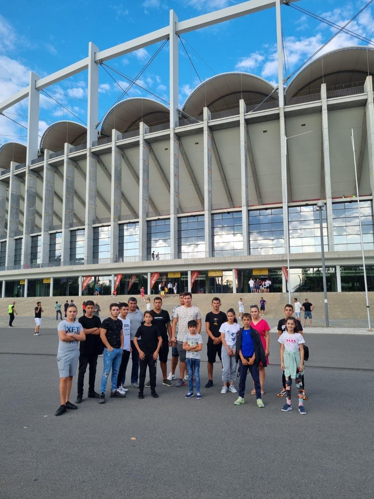 Un preot a adus 16 copii la FCSB - Dunajska Streda
