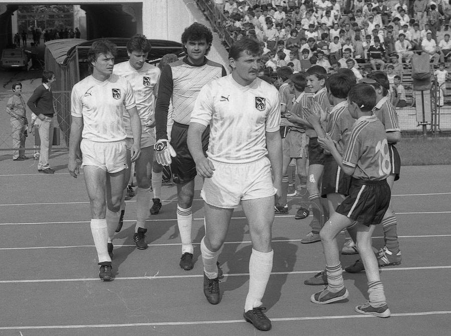 Marcel Coraș iese de la vestiare înainte de un meci cu Steaua Interviu rar cu legendarul Marcel Coraș: „Nu știu dacă am fost leneș, delăsător, dar m-am mulțumit cu puțin” » Povești incredibile despre jocurile de culise din fotbalul românesc