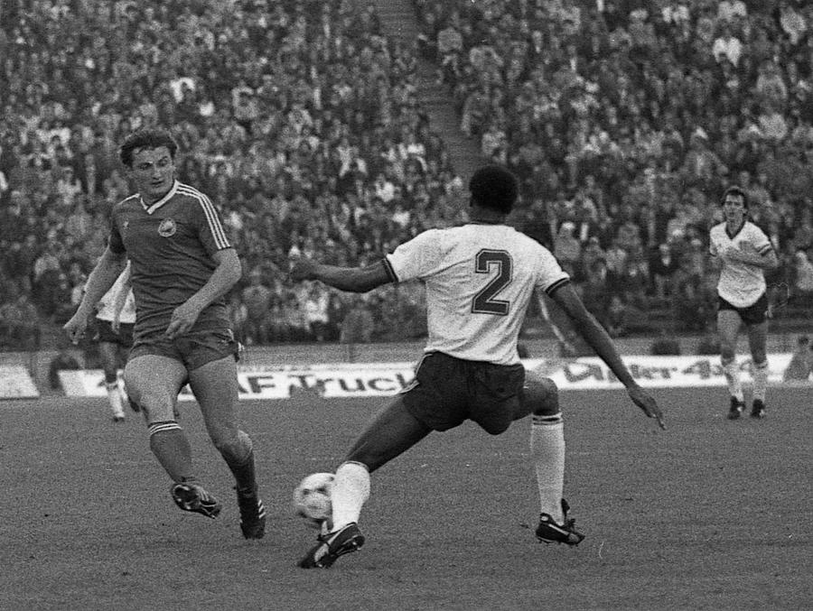 Coraș în acțiune, în meciul cu Anglia Interviu rar cu legendarul Marcel Coraș: „Nu știu dacă am fost leneș, delăsător, dar m-am mulțumit cu puțin” » Povești incredibile despre jocurile de culise din fotbalul românesc