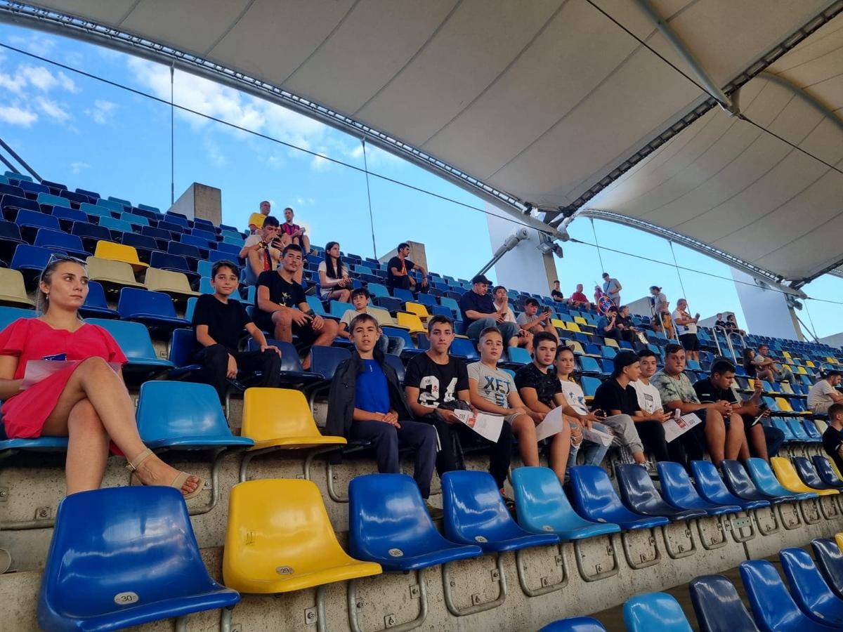 Un preot a adus 16 copii la FCSB - Dunajska Streda
