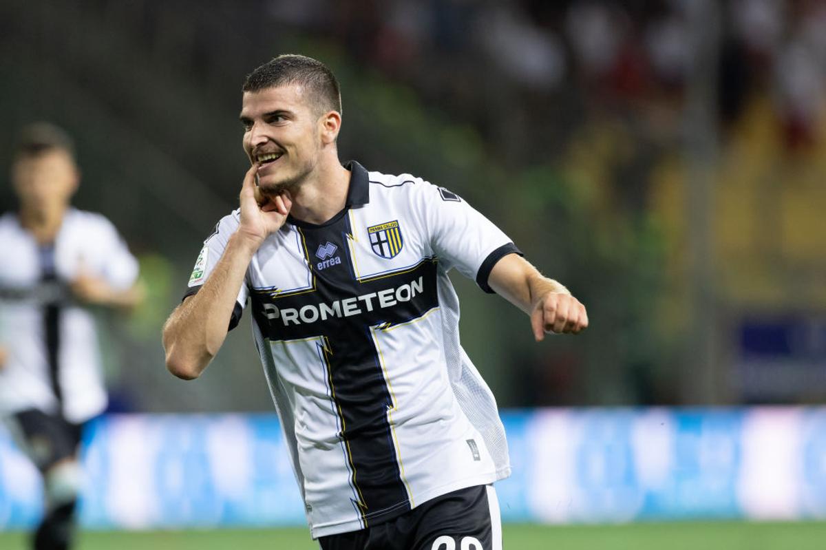 Dennis Man și Valentin Mihăilă, goluri în primul meci al sezonului din Serie B, Parma - Bari