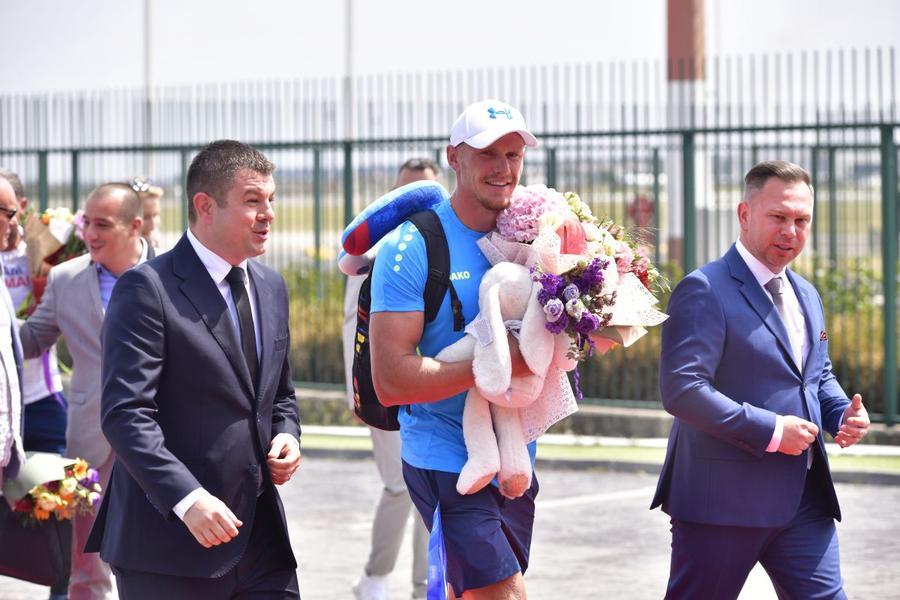 Cătălin Chirilă a fost întâmpinat la aeroport de niște consilieri de rangul doi ai ministrului Novak (foto: Cristi Preda/GSP) Țară, sari cu banii!