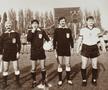 Căpitanii Anghelinei și Coraș înainte de un meci Oțelul - Sportul. Arbitrul de centru este Ion Crăciunescu