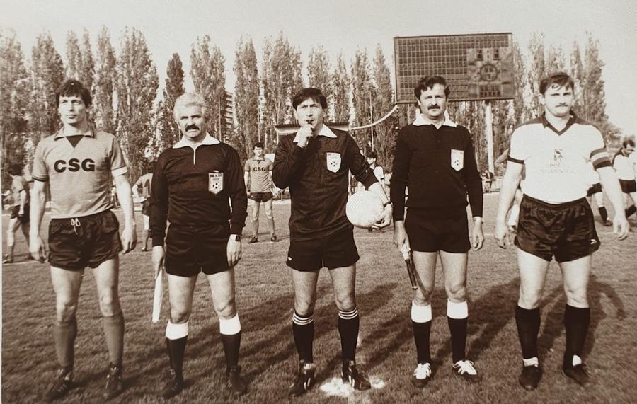 Căpitanii Anghelinei și Coraș înainte de un meci Oțelul - Sportul. Arbitrul de centru este Ion Crăciunescu Interviu rar cu legendarul Marcel Coraș: „Nu știu dacă am fost leneș, delăsător, dar m-am mulțumit cu puțin” » Povești incredibile despre jocurile de culise din fotbalul românesc