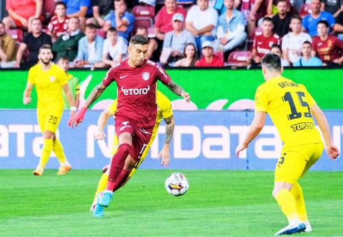 Golul lui Jefte (foto, în vișiniu) a calificat-o pe CFR Cluj în play-off-ul Conference League // foto: Facebook @ Fotbal Club CFR 1907 CLUJ-NAPOCA