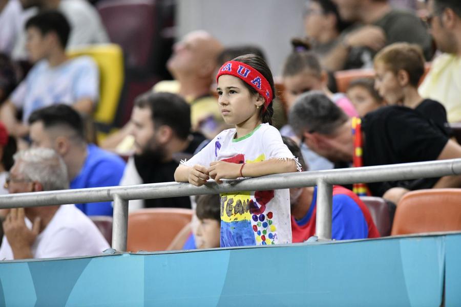 Campionul fără un rinichi care a fentat moartea » Copiii, înapoi pe stadioane + Lecția de camaraderie