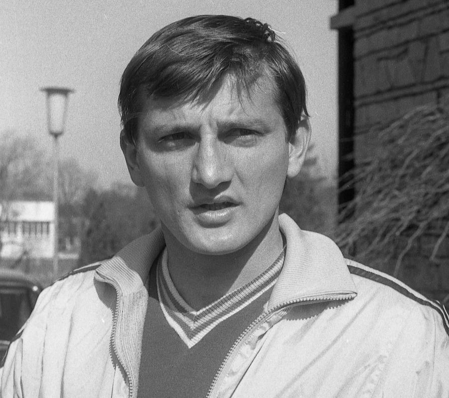 Marcel Coraș. 1984. Vara Euro Interviu rar cu legendarul Marcel Coraș: „Nu știu dacă am fost leneș, delăsător, dar m-am mulțumit cu puțin” » Povești incredibile despre jocurile de culise din fotbalul românesc