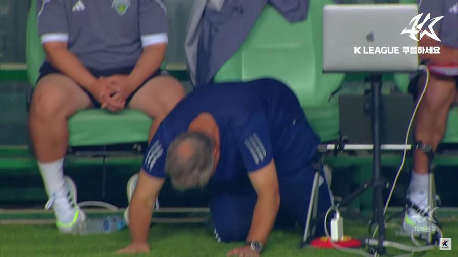 Foto: Captură Youtube Dan Petrescu, pas greșit în Coreea de Sud » Jeonbuk a remizat cu ultima clasată + Ratarea care l-a uimit pe „Bursuc”