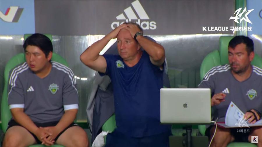 Foto: Captură Youtube Dan Petrescu, pas greșit în Coreea de Sud » Jeonbuk a remizat cu ultima clasată + Ratarea care l-a uimit pe „Bursuc”