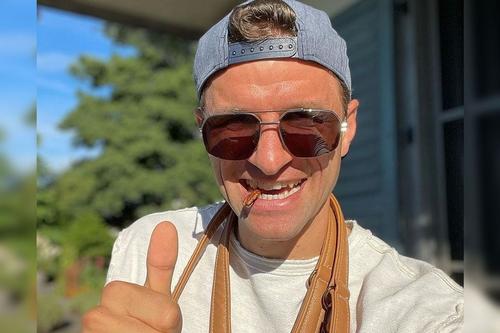 Thomas Muller, cu o nucă pecan :) // foto: Instagram