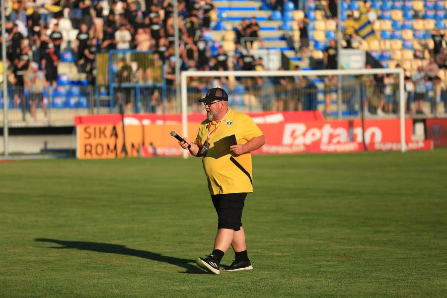 Crainicul arenei din Ploiești a avut probleme serioase la meciul cu U Cluj. FOTO: Ionuț Iordache (GSP) 10 detalii observate de pe stadion la Petrolul - U Cluj » Transformarea neașteptată a lui Ioan Ovidiu Sabău + politicul a pus stăpânire la Ploiești