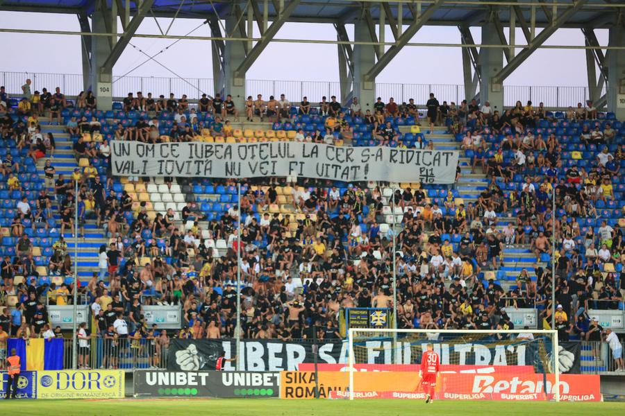 Mesajul fanilor de la Petrolul în memoria lui Ioviță. FOTO: Ionuț Iordache (GSP) 10 detalii observate de pe stadion la Petrolul - U Cluj » Transformarea neașteptată a lui Ioan Ovidiu Sabău + politicul a pus stăpânire la Ploiești