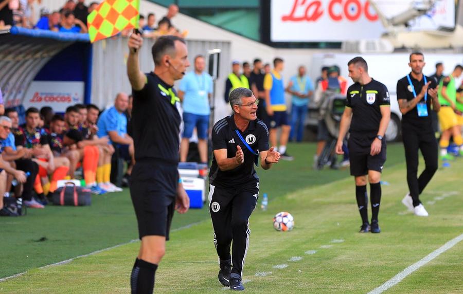 Ioan Ovidiu Sabău a trăit la maximum meciul cu Petrolul FOTO: Ionuț Iordache (GSP) 10 detalii observate de pe stadion la Petrolul - U Cluj » Transformarea neașteptată a lui Ioan Ovidiu Sabău + politicul a pus stăpânire la Ploiești