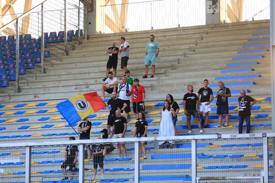 Suporterii Universității veniți de la Cluj FOTO: Ionuț Iordache (GSP) 10 detalii observate de pe stadion la Petrolul - U Cluj » Transformarea neașteptată a lui Ioan Ovidiu Sabău + politicul a pus stăpânire la Ploiești