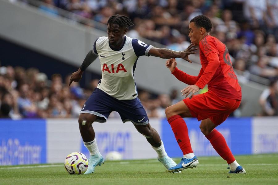 Yves Bissouma, sâmbătă, în duel cu bavarezul Musiala, în amicalul Tottenham - Bayern 2-3 / Foto: Imago Coechipierul lui Drăgușin s-a filmat luând un drog periculos și a postat online » Reacția lui Tottenham